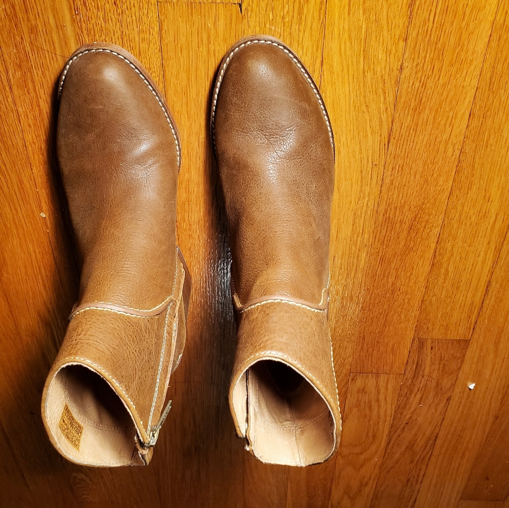 Adorable Ugg Anne Full Grain Block Heel sz 8